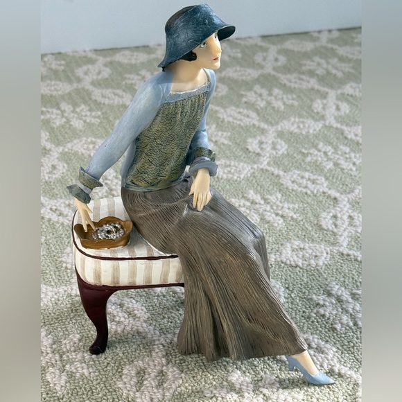 Elegant 1920s Lady Sitting Figurine in Blue and Tan in Resin EUC - Picture 7 of 12